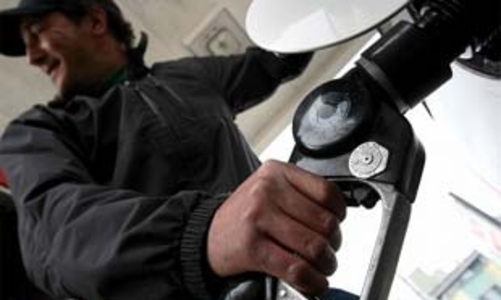 Giá vàng liên tục “bốc hơi”, giá dầu tăng mạnh