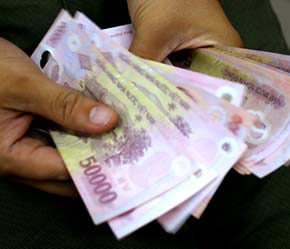 Giá tiêu dùng tăng cao tác động đến mức sống thực tế của những người tiêu dùng nói chung, nhưng tác động lớn nhất đối với những người có thu nhập thấp - Ảnh: Việt Tuấn.