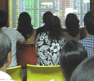 Dù VN-Index tiếp tục giảm điểm nhưng mức giảm đã được hạn chế, khối lượng đã tăng mạnh trở lại và có sự cân bằng tương đối giữa hai nửa tăng – giảm của giá chứng khoán.