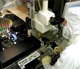 Trong một nhà máy chế tạo chip của hãng Intel.