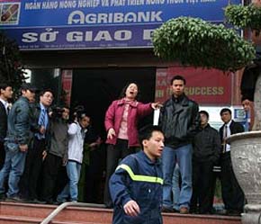 Những phỏng đoán ban đầu cho rằng nguyên nhân vụ cháy có thể do sự cố chập điện trong tòa nhà - Ảnh: VNN.