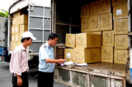 Lực lượng hải quan kiểm hóa trước khi thông quan.