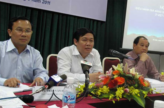Bộ trưởng Bộ Tài chính Vương Đình Huệ (giữa) tại cuộc hội thảo về cơ chế kinh doanh xăng dầu - Ảnh: SGTT.
