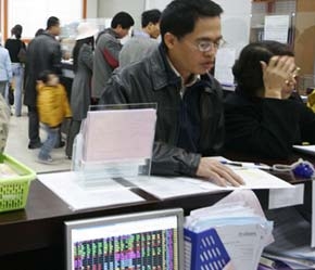 Người hành nghề chứng khoán không được sử dụng tiền, chứng khoán trên tài khoản của khách hàng khi không được khách hàng uỷ thác bằng văn bản.