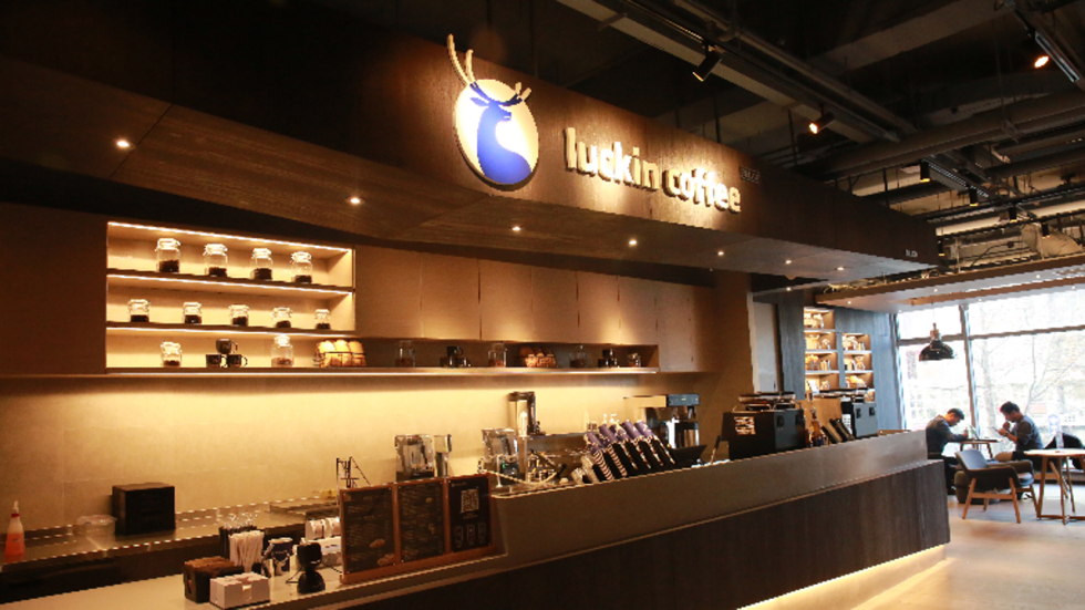 Luckin hiện có cửa hàng tại 13 thành phố tại Trung Quốc, phục vụ khoảng 1,3 triệu khách hàng - Ảnh: SCMP.
