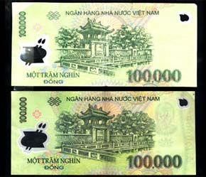 Tờ tiền giả loại 100.000 đồng bên trên, bên dưới là tờ tiền thật - Ảnh: TN.