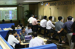 Nhà đầu tư giao dịch tại sàn SMES.
