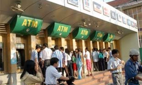 Chuyện thu phí ATM nhìn từ lý thuyết trò chơi