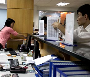 Trước động thái khả quan của thị trường, nhiều nhà đầu tư đã trì hoãn giao dịch mua bán để chờ đợi những phiên tăng kế tiếp - Ảnh: VNN.