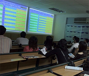 Lãi suất cho vay giảm, doanh nghiệp kinh doanh vẫn hiệu quả, nước ngoài tăng mạnh mua, chứng khoán thế giới hồi phục... đều không thể kéo thị trường về cùng hướng.