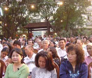 Bà con kiều bào về quê ăn Tết Đinh Hợi 2007.