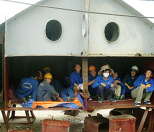 Lao động phổ thông nước ngoài chủ yếu làm việc tại các công trình xây dựng.