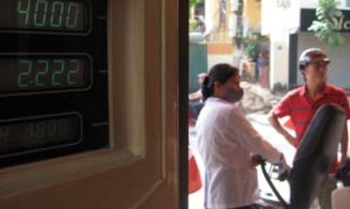 Lạ lùng giá xăng dầu!