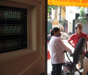  Qua mấy lần tăng giá xăng dầu - được coi là bất khả kháng - có thể thấy giá xăng dầu đã tác động lớn đến tốc độ tăng giá tiêu dùng.