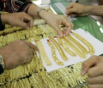 Giá vàng thường diễn biến cùng chiều với giá dầu thô và ngược chiều với giá USD.