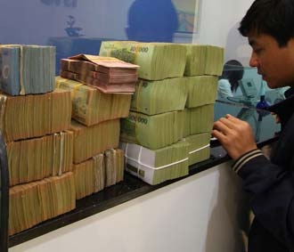 Với quyết định mới của Ngân hàng Nhà nước, từ đây, nhiều ngân hàng chịu khó khăn về vốn trong thời gian qua sẽ buộc phải gấp gáp hơn để dồn tiền mua tín phiếu - Ảnh: Việt Tuấn.
