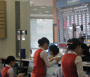 Hoạt động giao dịch tại chi nhánh của Sacombank.