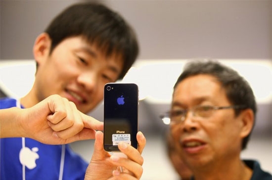 Điện thoại iPhone 4 đang thu hút sự chú ý của đông đảo "tín đồ" công nghệ - Ảnh: Getty.
