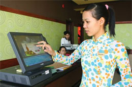 Nhân viên quán cà phê Cát Đằng, Tp.HCM đang đặt thức uống theo yêu cầu của khách qua màn hình cảm ứng - Ảnh: Lê Toàn.