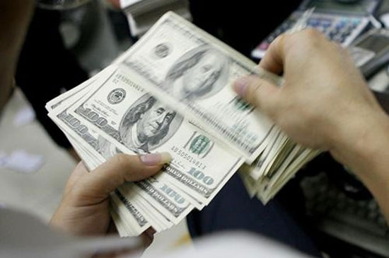 Những ngày gần đây, nhiều kênh thông tin chính thống lại tiếp tục phản ánh tình trạng trên lan sang tiền gửi USD đối với dân cư, vượt mức trần 2%/năm quy định.