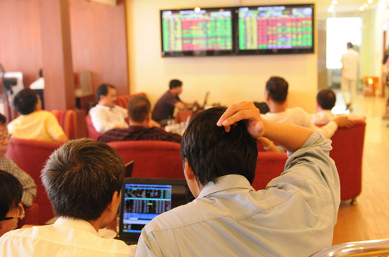 Nhiều cổ phiếu có vốn hóa lớn trên thị trường đã bị pha loãng nhiều, chưa đủ sức hấp dẫn các nhà đầu tư - Ảnh: Quang Liên.