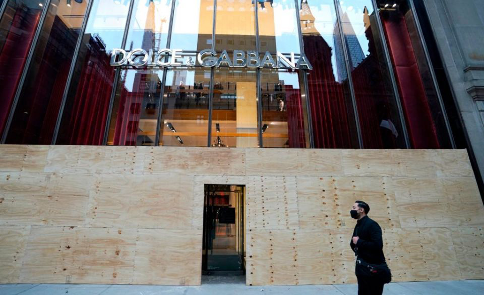 Một cửa hàng Dolce & Gabbana trên phố 5th Avenue, New York đã lắp xong ván gỗ từ ngày 1/11 - Ảnh: Getty Images.
