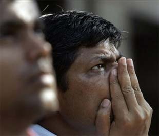 Nhà đầu tư bên ngoài Sở Giao dịch Chứng khoán Bombay tại Mumbai, Ấn Độ.  Vụ chấn động đã khiến chỉ số Sensex của thị trường chứng khoán Ấn Độ sụt mất 7,3%, riêng cổ phiếu của Satyam mất giá 78% trong ngày 7/1 - Ảnh: AP. 