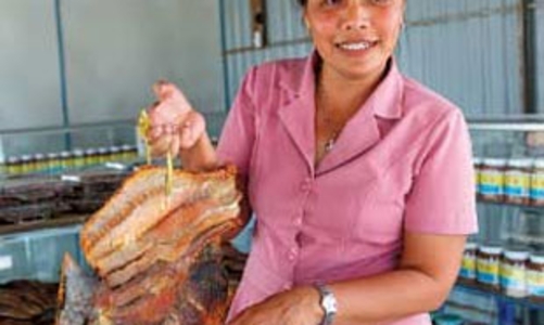 Xuất khẩu hàng lạ: Người đưa con cá đỏ dạ sang Mỹ