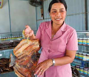 Bà Nghĩa, chủ doanh nghiệp tư nhân Tứ Hải (Bạc Liêu) luôn tìm hiểu xem thị trường, khách hàng cần điều gì, để đáp ứng.