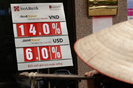 Lãi suất huy động VND hiện chốt trần là 14%/năm; lãi suất cho vay có từ 18% đến hơn 20%/năm - Ảnh: Getty.