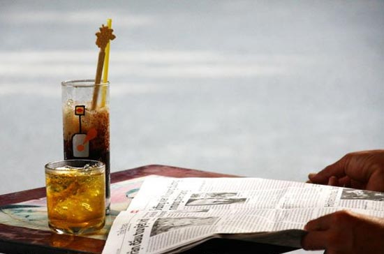 Không biết cà phê chính thức du nhập vào Việt Nam từ khi nào, nhưng từ lâu rồi, cà phê đã trở thành thức uống quen dùng của người thành thị, với một số người khác, cà phê còn là thức uống không thể thiếu để mở đầu cho một ngày lao động - Ảnh: Nông Dân.