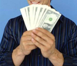 Lương thưởng không phải là phương tiện duy nhất để các công ty giữ người tài nhưng không thể phủ nhận vai trò của yếu tố tài chính này trong chiến lược thu hút và giữ người của các chuyên gia nhân sự.