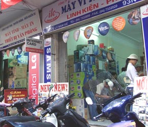 Thị trường điện tử Việt Nam đang sôi động - Ảnh: Việt Tuấn.