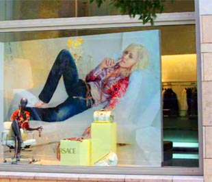 Mặt tiền một cửa hiệu của Versace tại Tokyo, Nhật Bản.