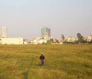 Hình thức xử phạt hành chính đối với những vi phạm chậm đưa đất vào sử dụng đều quá thấp khi chậm đưa đất vào sử dụng là một trong những nguyên nhân chính gây ra quy hoạch treo, dự án treo, lãng phí tài nguyên đất.