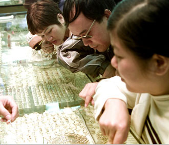 "Nguyên nhân giá vàng trong nước tăng cao do các yếu tố ở trong nước và do các yếu tố ở nước ngoài".