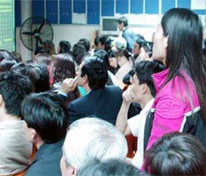 Từ giữa tháng 3/2007 đến nay, giá cổ phiếu trên thị trường OTC lại rớt mạnh do tác động của thị trường cổ phiếu niêm yết - Ảnh: TP.