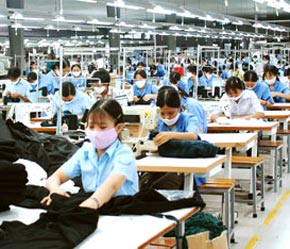 Các doanh nghiệp dệt may Việt Nam đang rất kỳ vọng vào chuyến đi của Chủ tịch nước sang Mỹ sẽ giúp giải toả khó khăn cho ngành dệt may.