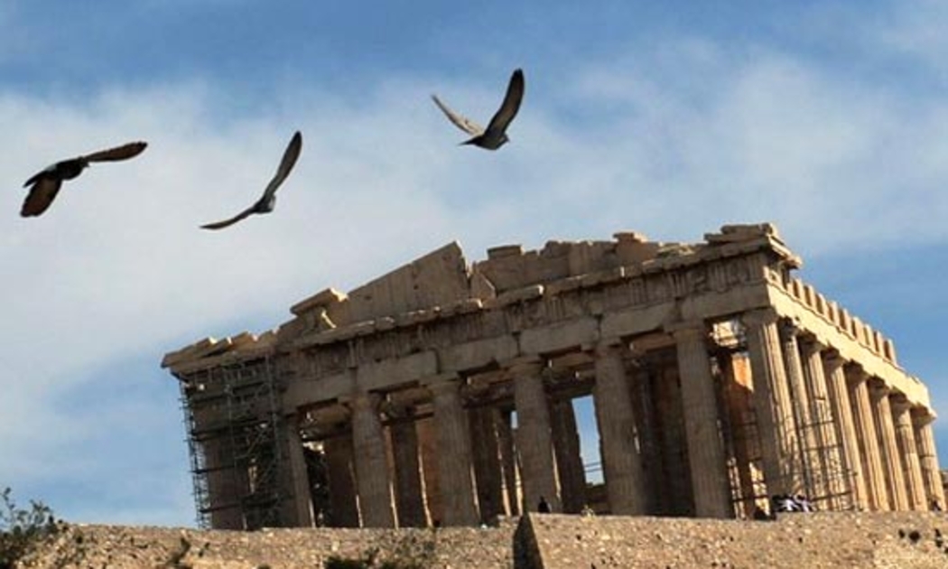 Phía trước di tích điện Parthenon ở thủ đô Athens, Hy Lạp. Giới đầu tư quốc tế đang ồ ạt tháo chạy khỏi trái phiếu chính phủ của nước này - Ảnh: Getty.