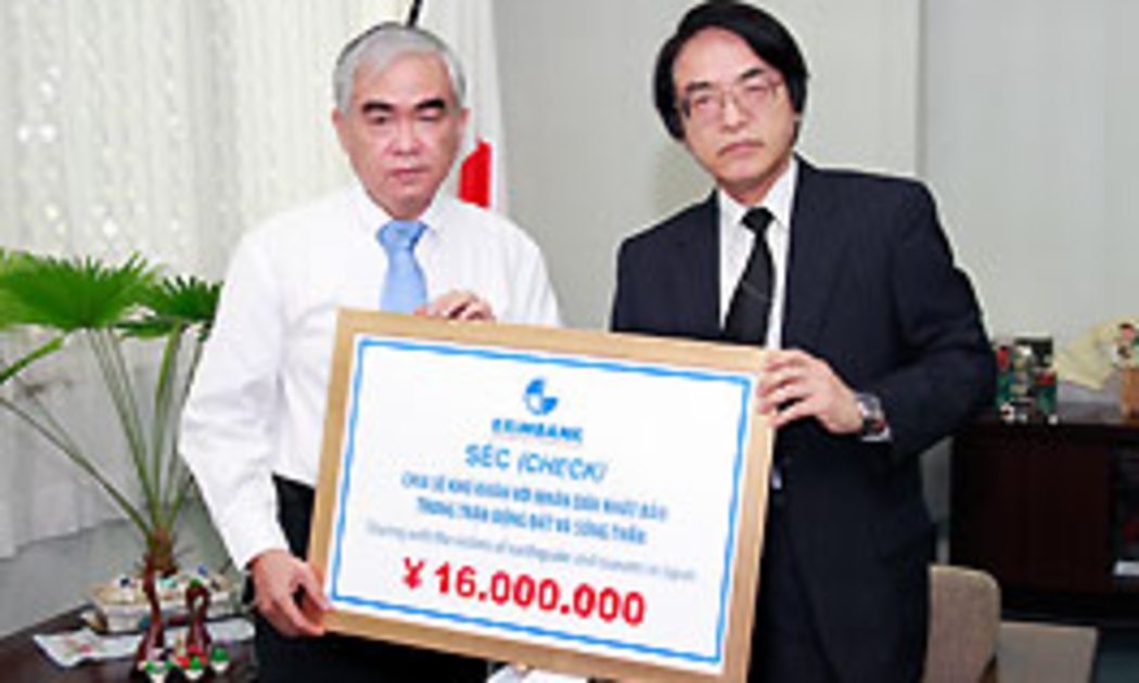 Đại diện Eximbank gửi quà ủng hộ qua lãnh sự quán Nhật Bản tại Việt Nam.
