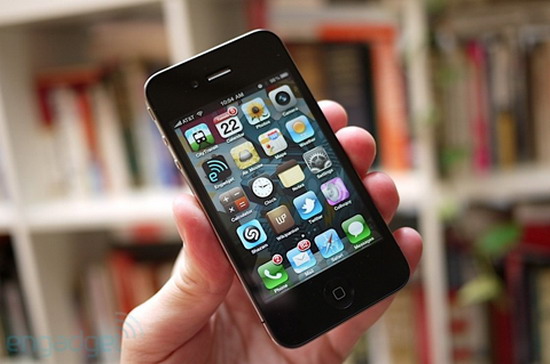 iPhone 4 được giới công nghệ không tiếc lời khen ngợi - Ảnh: Engadget.
