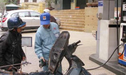 Xăng dầu cùng tăng thêm 1.000 đồng/lít