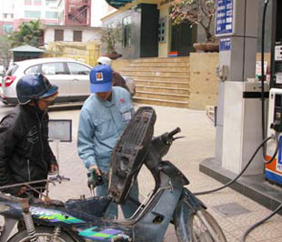 Từ tháng 4 tới nay, đây là lần thứ tư giá bán lẻ xăng dầu có sự điều chỉnh tăng. 