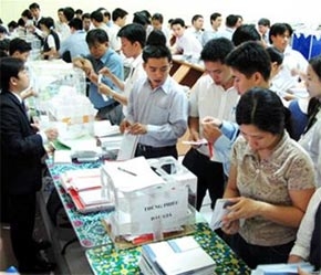 Kiểm tra phiếu đấu giá cổ phần lần đầu của Công ty Phân đạm và Hóa chất dầu khí tại Trung tâm Giao dịch Chứng khoán Tp.HCM.