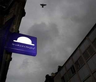 Một tấm biển ngân hàng Bradford & Bingley ở Leicester, Anh. Chính phủ Anh đã quyết định quốc hữu hóa ngân hàng cho vay địa ốc này, vốn đang bên bờ vực phá sản - Ảnh: Reuters. 