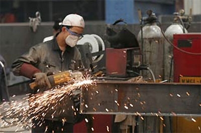 Vào năm ngoái, toàn bộ các lĩnh vực công nghiệp năng lượng và công nghiệp nặng đều cho thấy sự tăng trưởng khả quan, nhưng đến năm nay, một số lĩnh vực công nghiệp nặng quan trọng đã có dấu hiệu sụt giảm so với cùng kỳ, do điều chỉnh chính sách và khó khăn từ thực tiễn sản xuất.