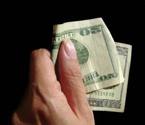 Các ngân hàng, quỹ phòng vệ và các công ty chứng khoán thường vay ít nhất 10 USD tính trên 1 USD mà họ sử dụng trong giao dịch.