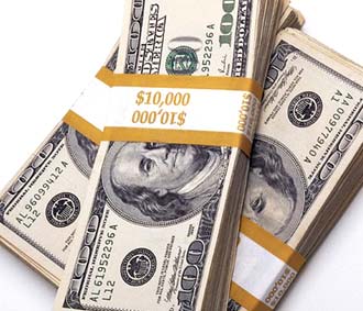 Cùng với việc thực hiện bán USD ra theo giá niêm yết, hiện các ngân hàng cũng đã thực hiện nghiêm túc quy định không thu thêm phí của Ngân hàng Nhà nước.