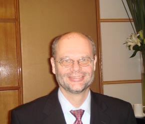 Ông Uwe Mueller.