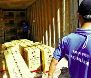 LCD đang chất trong container thay kho để bán hạ giá.